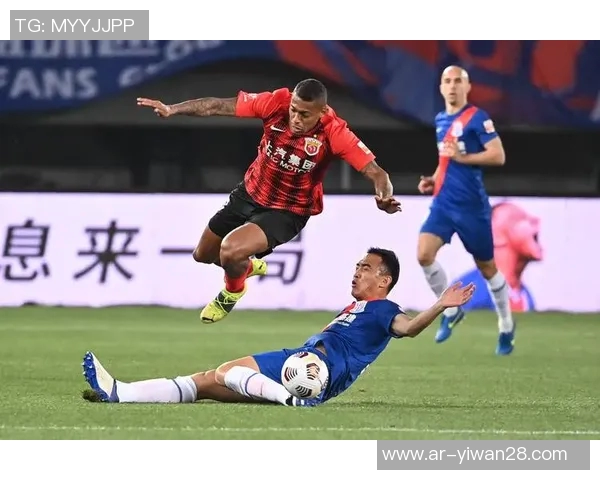 中国足球男球星激凸现象引发热议,球场上风采与争议并存 中国足球男球星激凸现象引发热议,球场上风采与争议并存